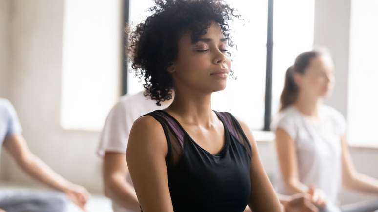 Use o yoga para dar um up no seu cuidado com a saúde mental - Shutterstock