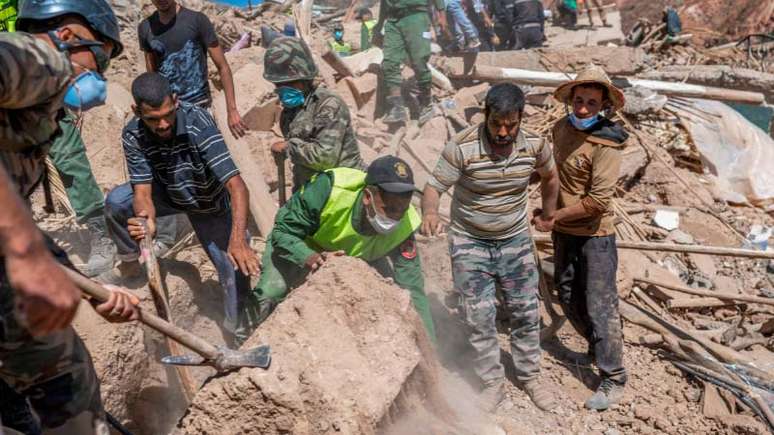 Seis homens trabalhando na busca de vítimas no terremoto que aconteceu em Marrocos