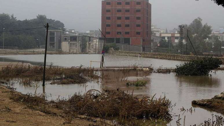 Bairros ficaram inundados na cidade de Shahhat, na Líbia