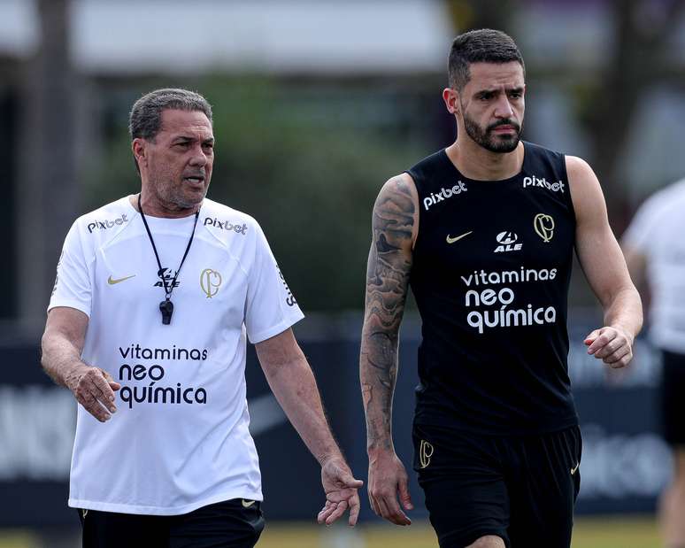 Grêmio treina e viaja à tarde para São Paulo