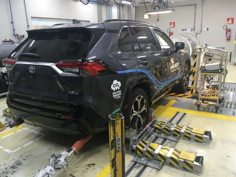 Toyota RAV4 híbrido plug-in no laboratório de testes do Brasil