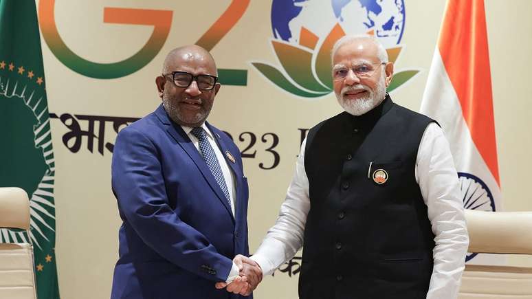 O presidente de Comoros e da União Africana (UA), Zali Assoumani, cumprimenta o premiê da Índia, Narendra Modi, durante a cúpula do G20, em Nova Delhi, 10 de setembro de 2023 (Foto: PIB/AFP)