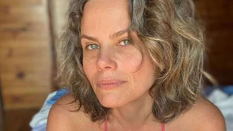 Maria Candida poses in a swimsuit and surprises the web: ‘Real body’
