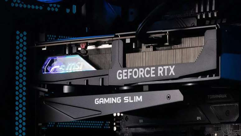 RTX 4090 GAMING SLIM é mais leve, mas ainda é recomendado utilizar suporte para não forçar conector PCIe. (Imagem: MSI/Divulgação)