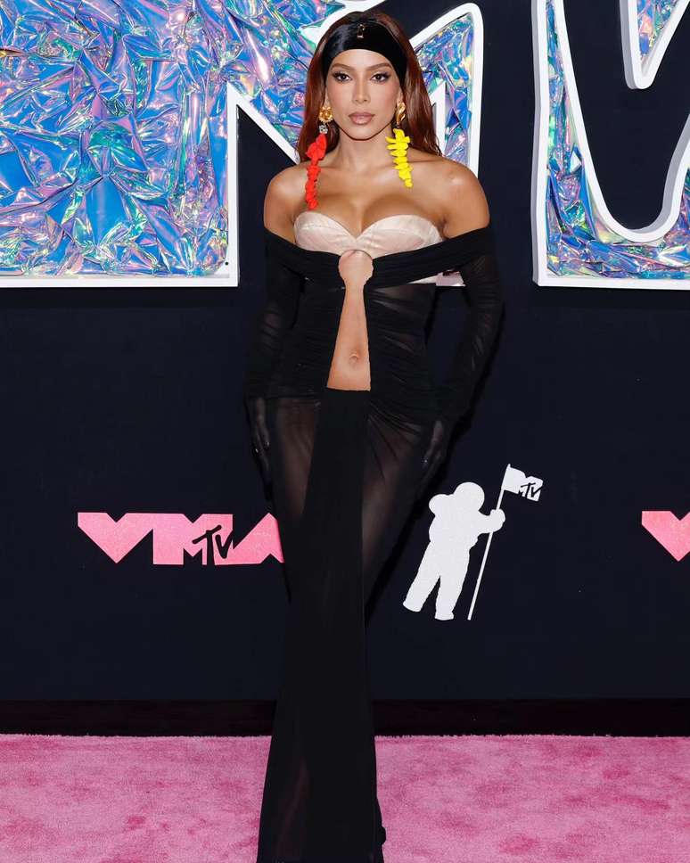 Anitta marca presença nos VMAs com look ousado e surpreende com detalhe