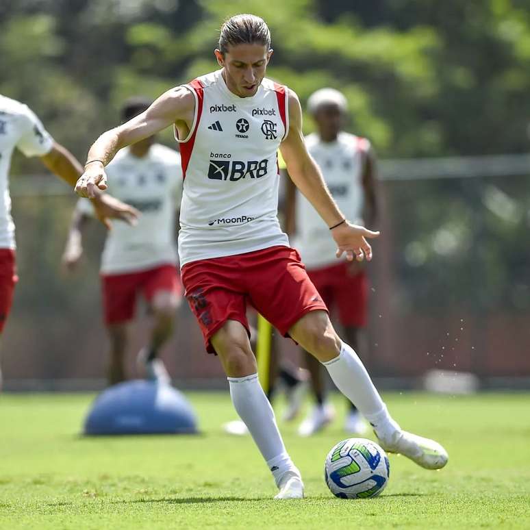 O Flamengo divulgou nesta segunda-feira (12), que o atleta Filipe Luis sofreu uma lesão; Desta forma, Sampaoli deve improvisar na lateral