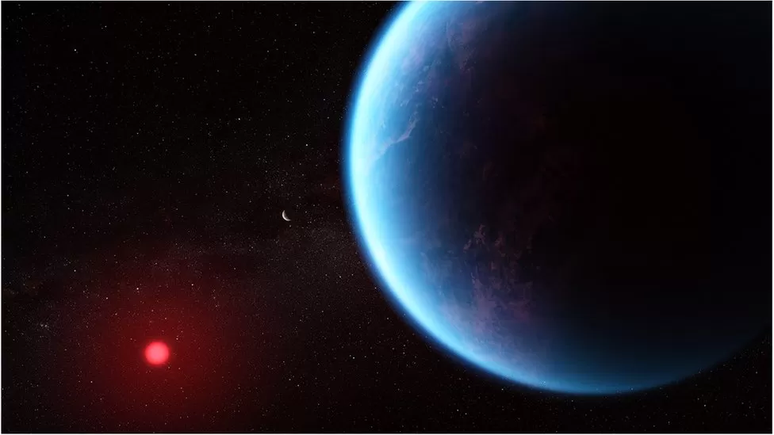 O K2-18 b orbita uma pequena estrela fria mostrada em vermelho, longe o suficiente para que sua temperatura suporte vida.