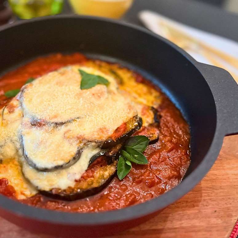 BERINJELA EMPANADA À PARMEGIANA SEM FRITAR