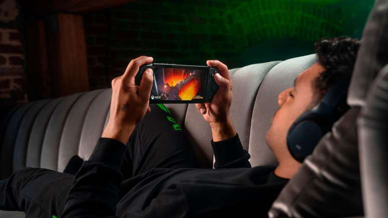 The Razer Kishi V2 frees gamers from touch controls, providing greater precision and freeing up the screen for a portable controller experience on smartphones.  (Image: Scanner/Disclosure)