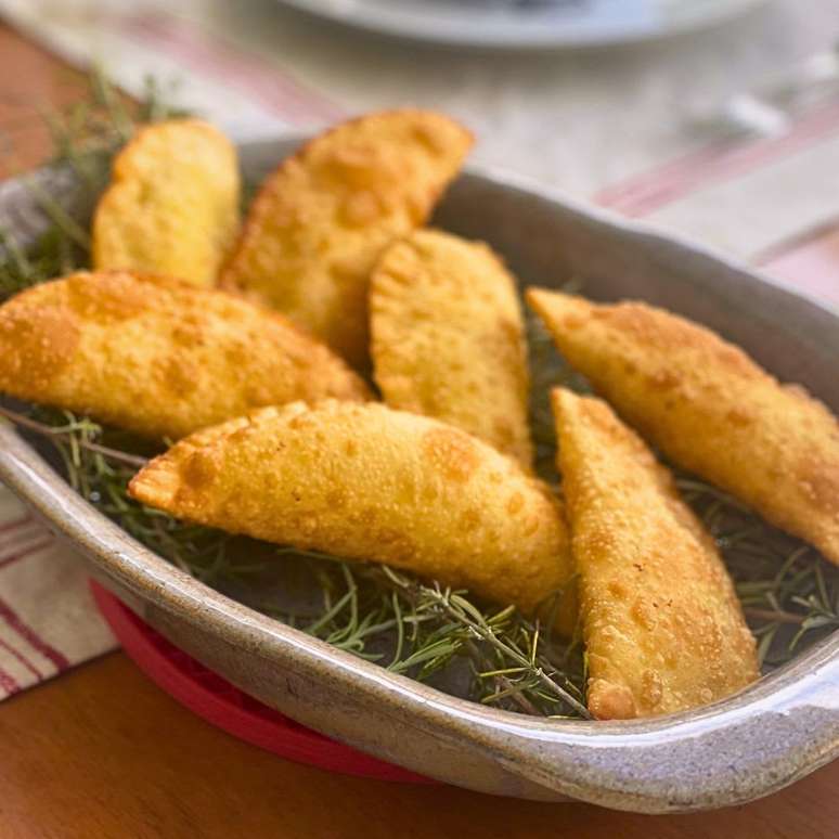 PASTEL DE QUEIJO COALHO COM ALECRIM