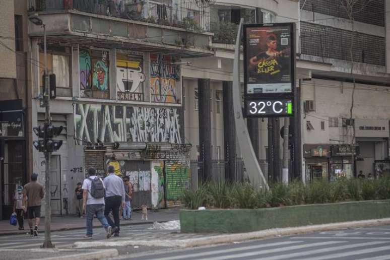 Relógios de rua marcam temperaturas acima de 30 graus na região central de São Paulo em pleno inverno