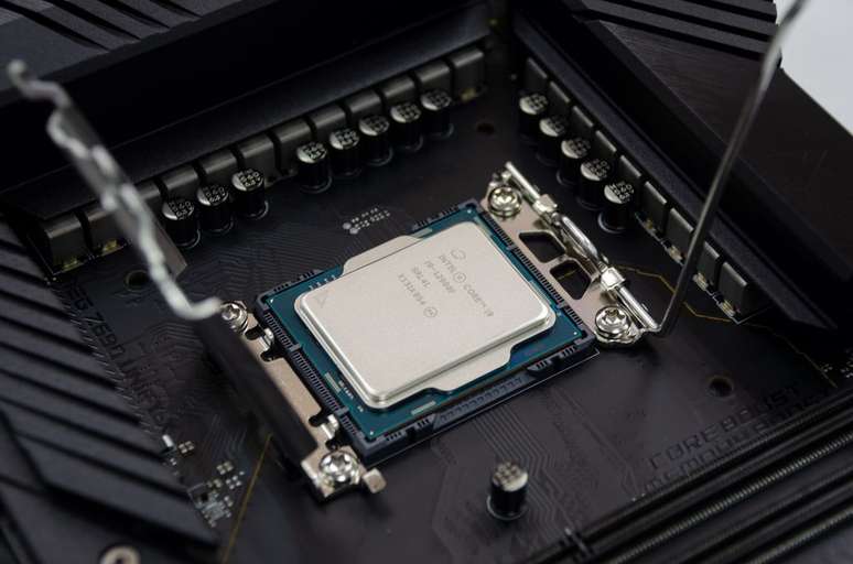 O encaixe entre o processador e a placa-mãe é chamado de soquete. Ele varia de marca para marca e muda entre as gerações das CPUs (Imagem: GAMERCOMP/Unsplash)