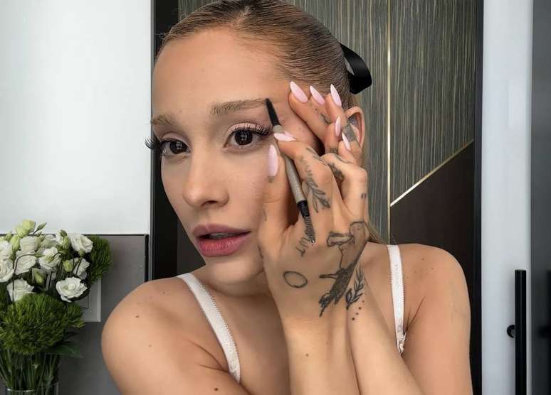 Ariana Grande participa de vídeo tutorial de maquiagem da revista Vogue