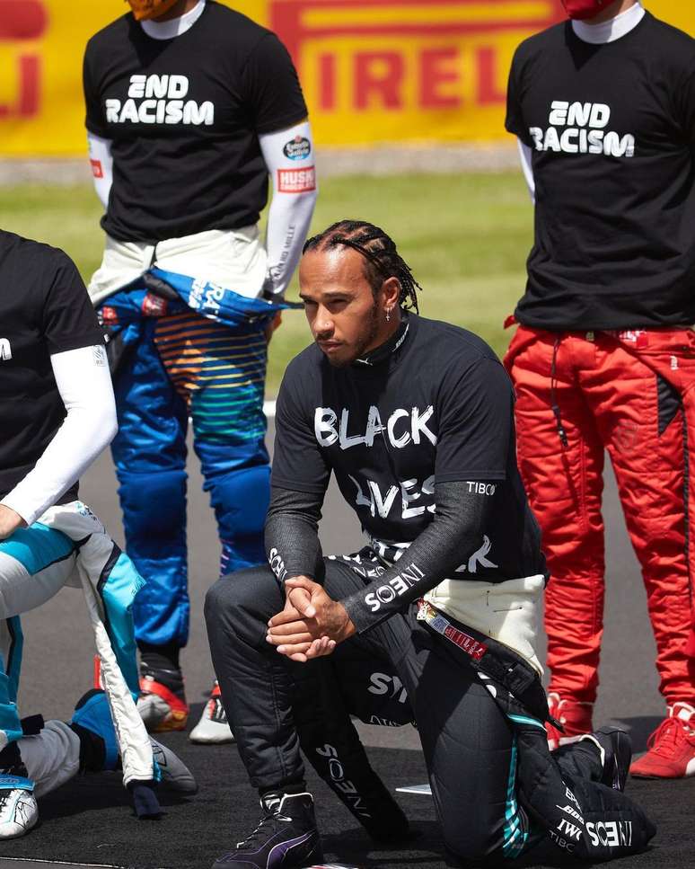 Lewis Hamilton se ajoelhando como protesto antes de corrida