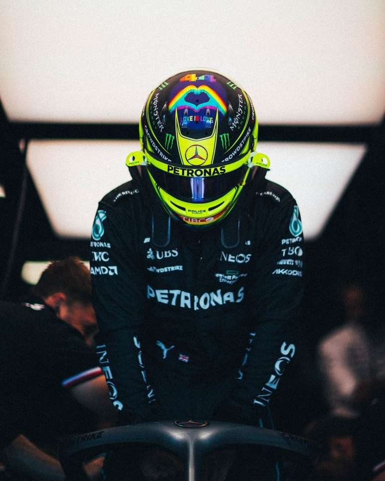  Hamilton mostra seu capacete em apoio a luta contra LGBTQIA+fobia