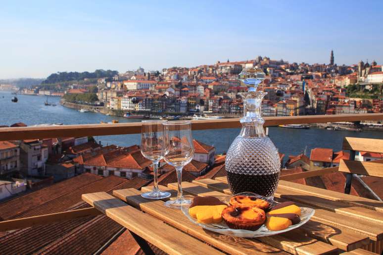 O vinho do Porto é produzido na Região Demarcada do Douro, nas terras do norte de Portugal