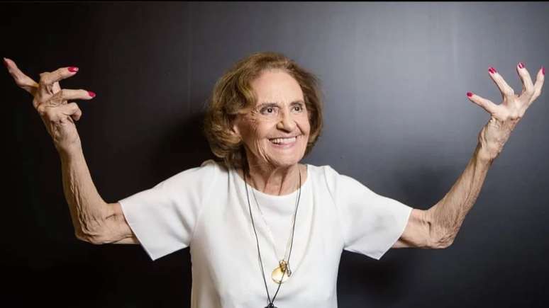 Atriz Laura Cardoso completa 96 anos esbanjando vitalidade