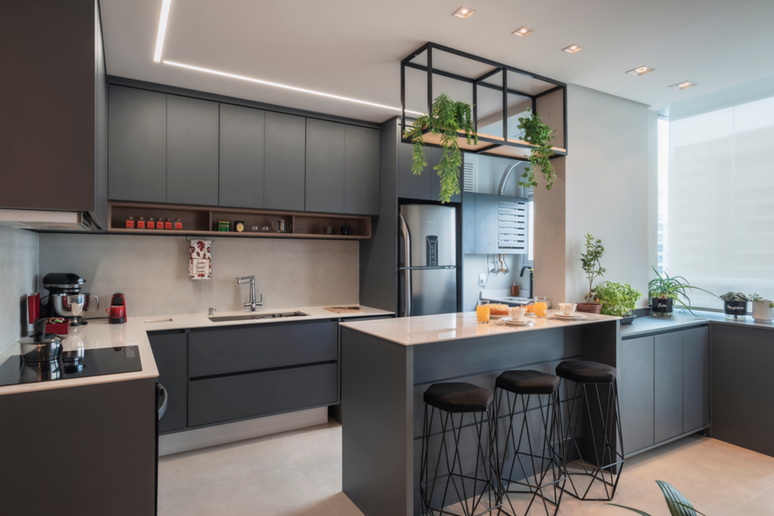 Lembre-se de priorizar um excelente projeto de ilumina&ccedil;&atilde;o para equilibrar as tonalidades de preto 