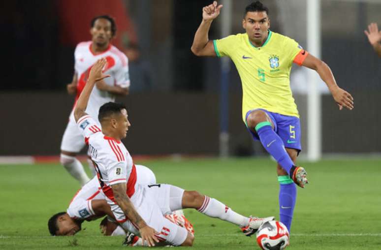 Casemiro em jogo contra Peru - Lucas Figueredo / CBF
