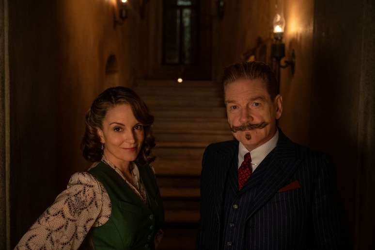 Tina Fey e Kenneth Branagh em A Noite das Bruxas (Imagem: Reprodução/20th Century Studios)