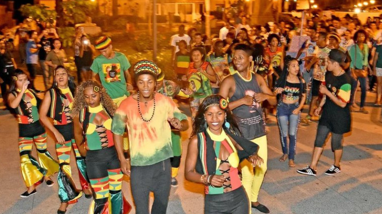 Grupo de pessoas dançando em praça pública