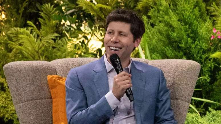 Sam Altman, CEO da OpenAI, no palco do Dreamforce 2023