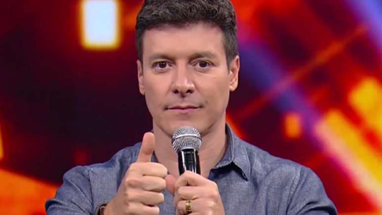 Rodrigo Faro is shocked by the size of the entrance to his villa