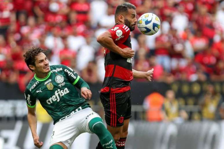 Palmeiras e Flamengo são os clubes que mais investiram em seus elencos no Brasil.