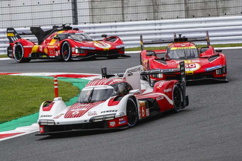 Porsche 963 andando na frente das Ferrari em Fuji