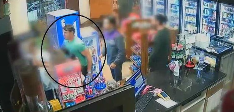 Câmeras de segurança flagraram Kleber Gladiador agredindo funcionários de loja de conveniência em posto de SP