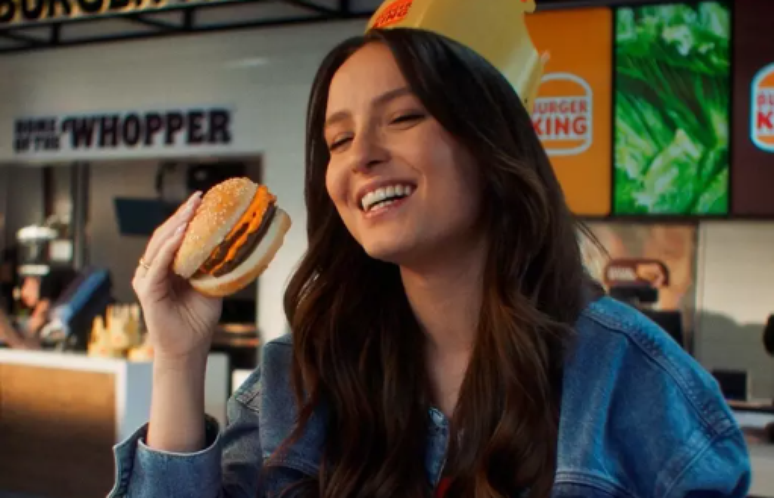 Larissa Manoela estrela campanha da rede de fast food Burger King.