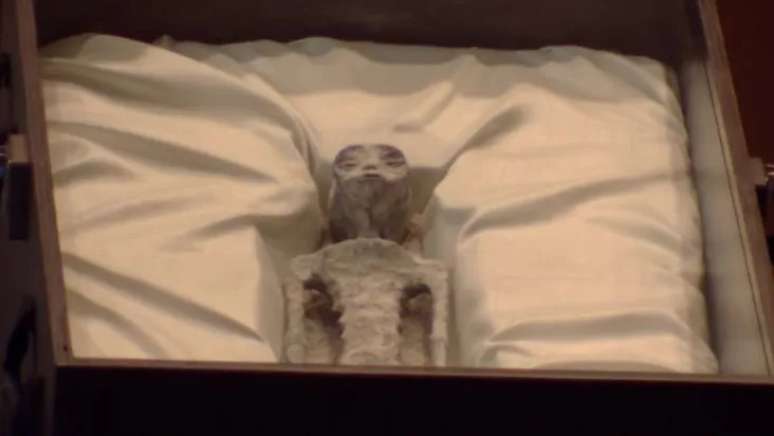 Supostos corpos de extraterrestres foram exibidos no Congresso do México, na terça-feira (12)