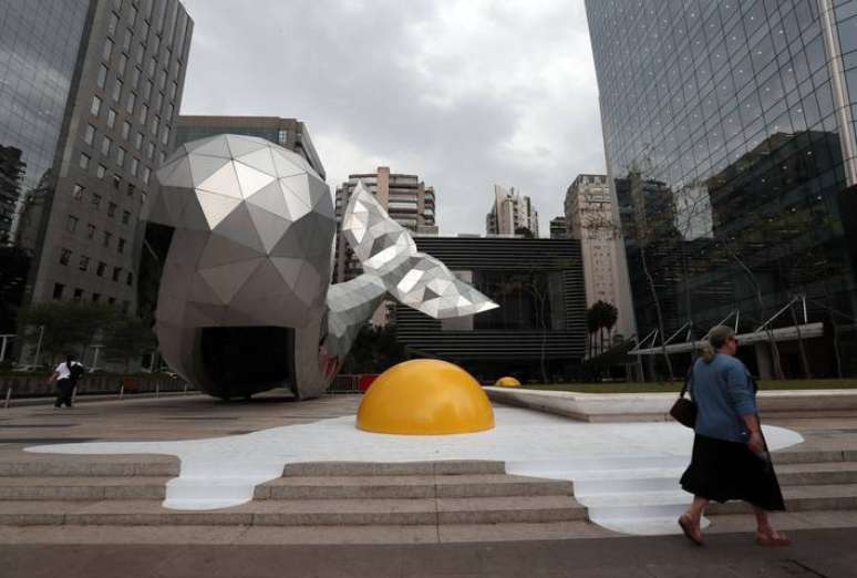 Obra Eggcident, do artista holandês Henk Hofstra e instalada na Av. Faria Lima, alerta a população sobre o aquecimento global