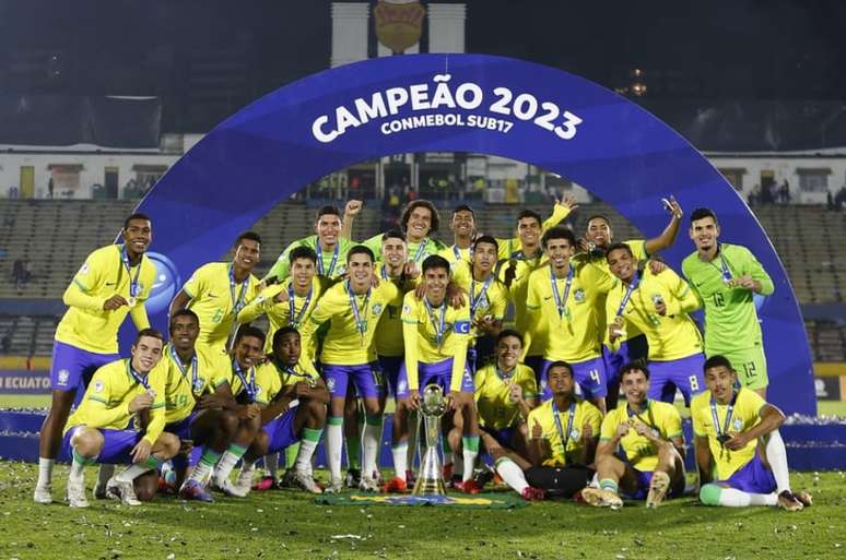 Campeão mundial com seleção Sub-17, goleiro do Fluminense celebra