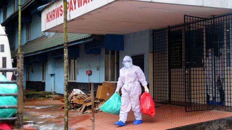 O vírus Nipah é uma doença zoonótica que pode ser transmitida de alguns animais para humanos