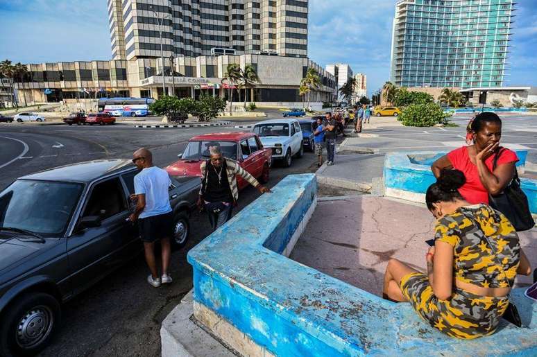 Motoristas fazem fila para abastecer perto de um posto de gasolina em Havana, em 24 de abril de 2023