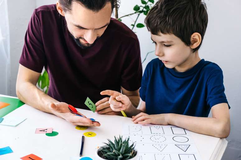 A individualidade do autismo exige parceria entre pais e professores para tratamentos eficazes 