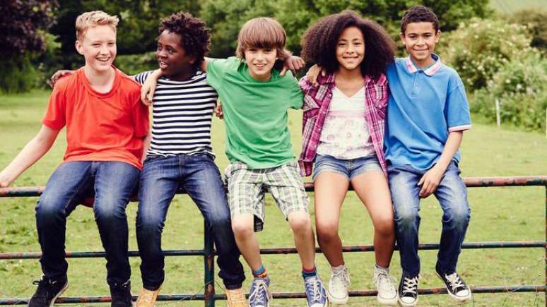 Crian&ccedil;as brincando