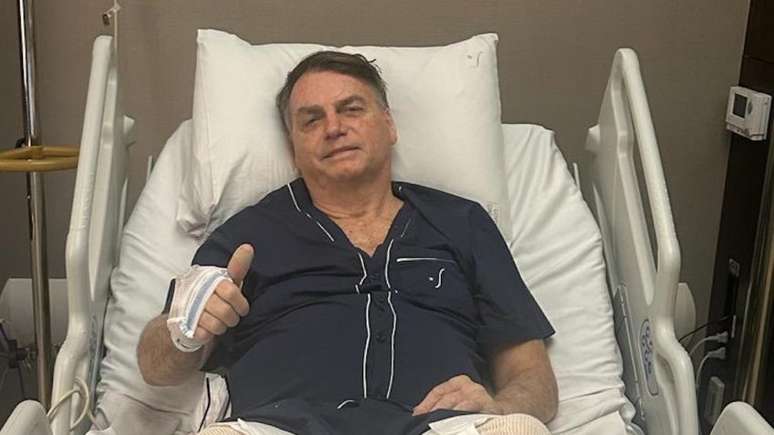 Bolsonaro posta foto em hospital 