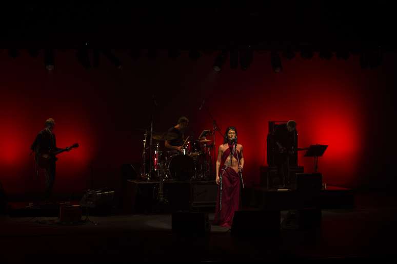 Filipe Catto durante apresentação que celebra obra de Gal Costa