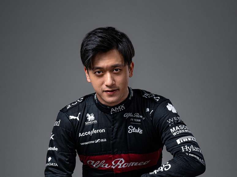 Após especulações, Guanyu Zhou segue mais um ano com a Sauber