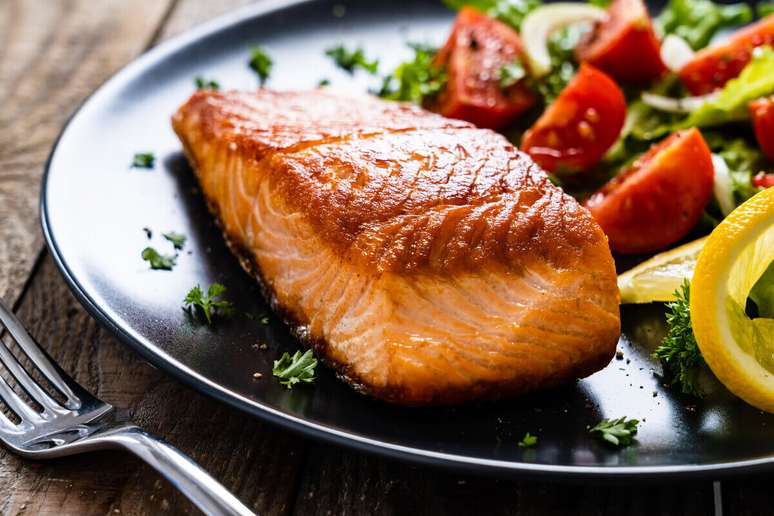 O salm&atilde;o &eacute; um &oacute;timo alimento para elevar a serotonina 