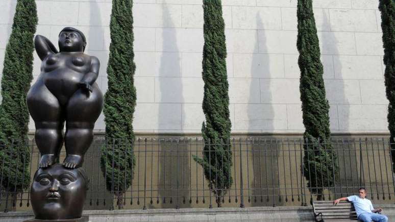 Uma estátua feita por Fernando Botero em Medellín, na Colômbia