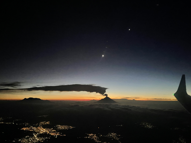 Vênus e a Lua fotografados do interior de um avião (Imagem: Reprodução/Luis Miguel Meade Rodríguez)