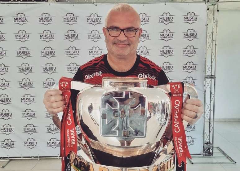 Tozza com a taça da Copa do Brasil de 2022 –