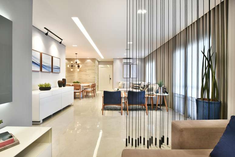 Using ropes, architect Rosângela Pena brought creativity to the separation of the TV room and living room.