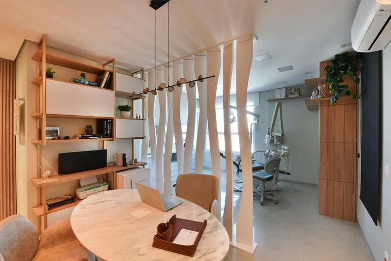 In the dental office created by architect Rosangela Pena, the partition provided providential discretion for a personalized service.