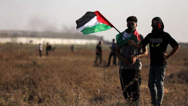Jovens palestinos protestam perto da fronteira com Israel.