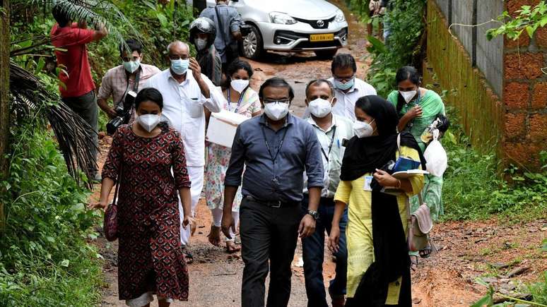 Equipes saíram às ruas de cidades de Kerala colhendo amostras para testes