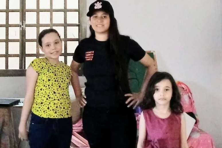 Izadora ao lado das filhas Maria Alice, de 6 anos, e Lavínia, de 10